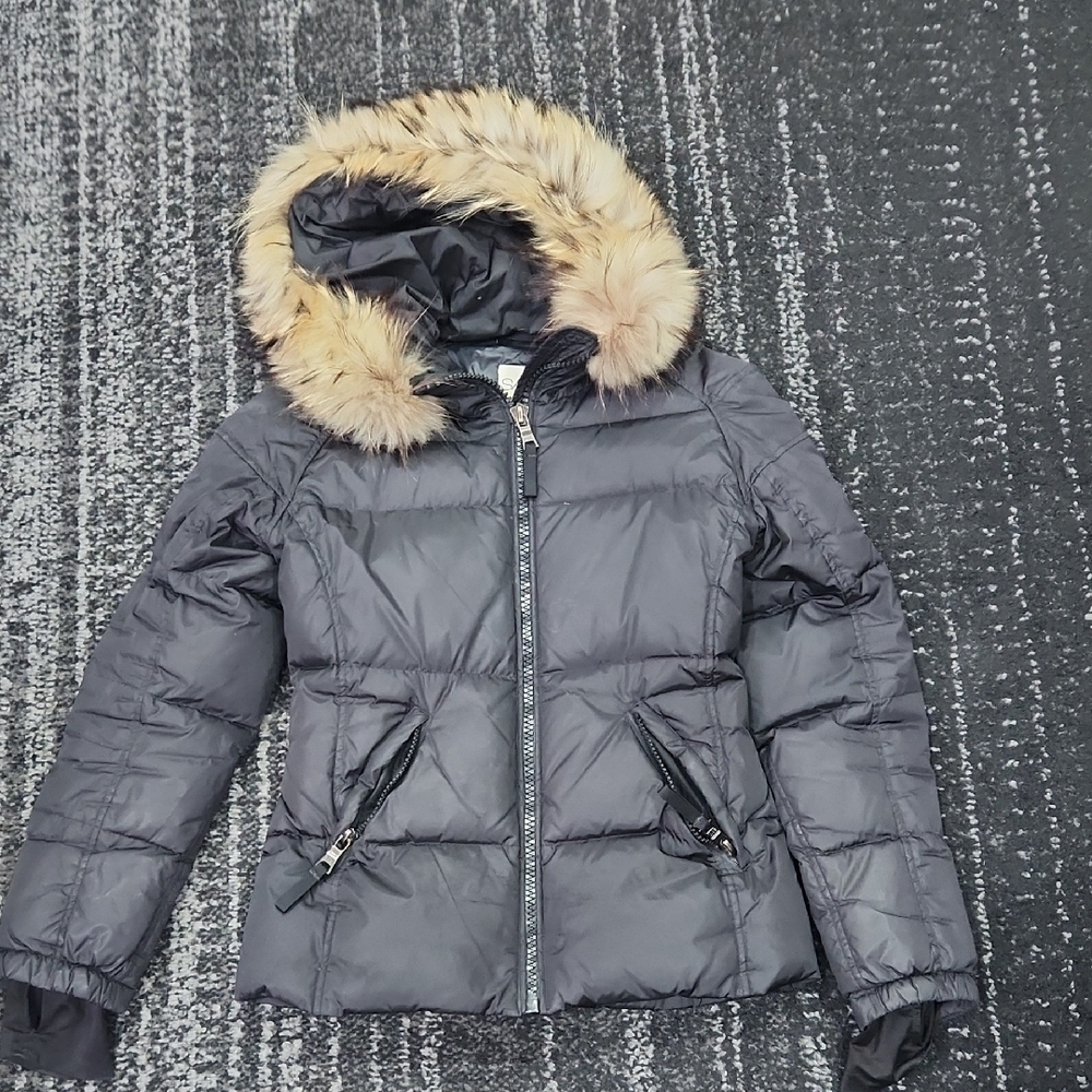 Stylish Black Puffer Jacket with Faux Fur Hood